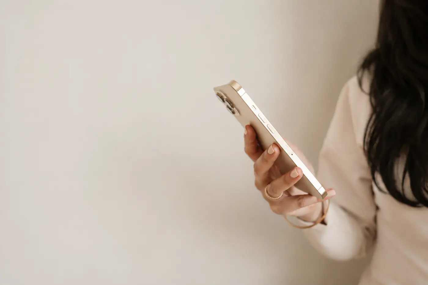 Iemand die een telefoon gebruikt als onderdeel van een digitaal proces