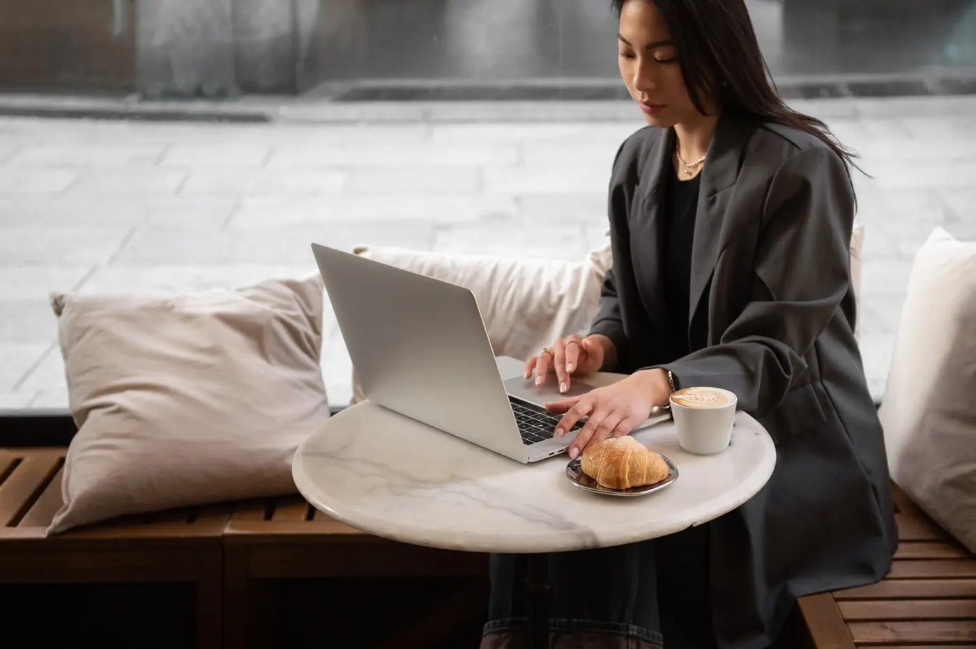 Iemand die op een laptop werkt