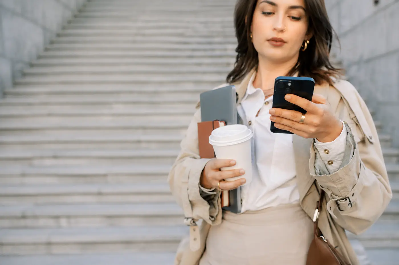 Iemand die een telefoon gebruikt tijdens haar werkdag